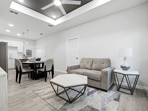 4th image of 1600 Clinton St #1