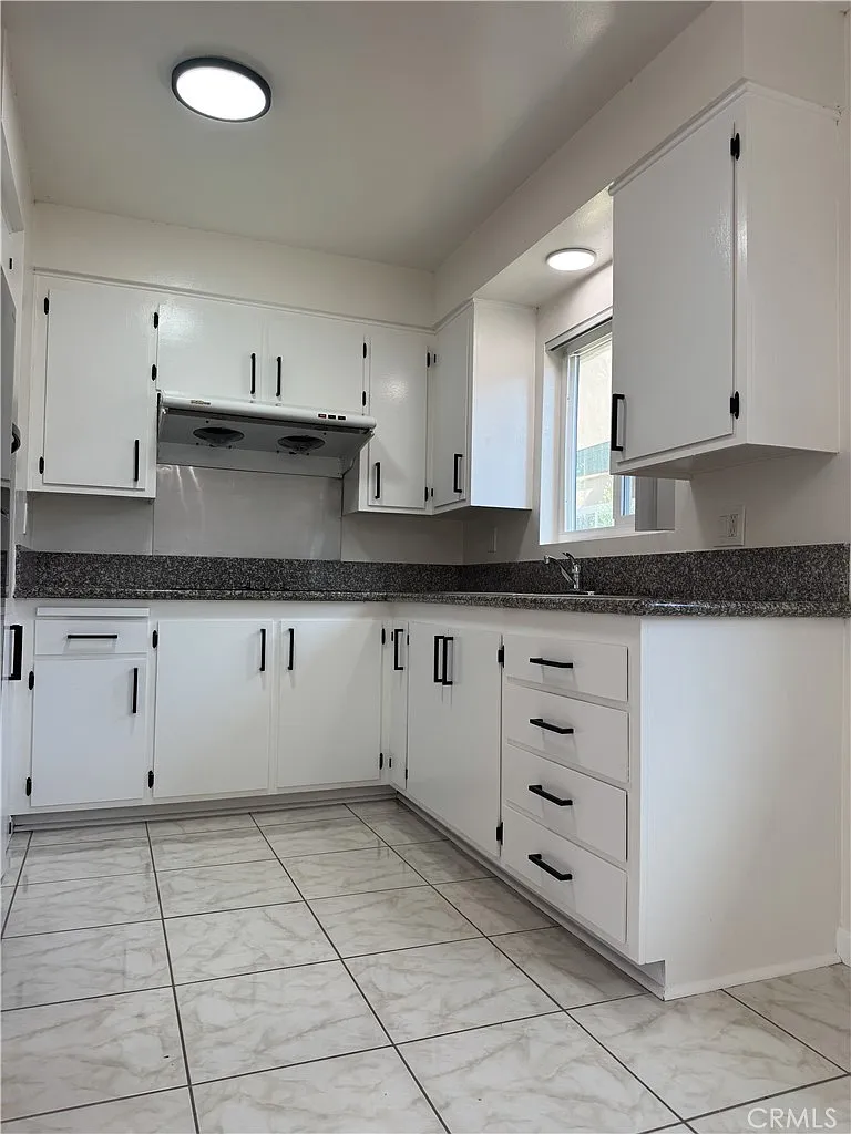 2 bed, 750 sqft, $2,800 — Photo 3