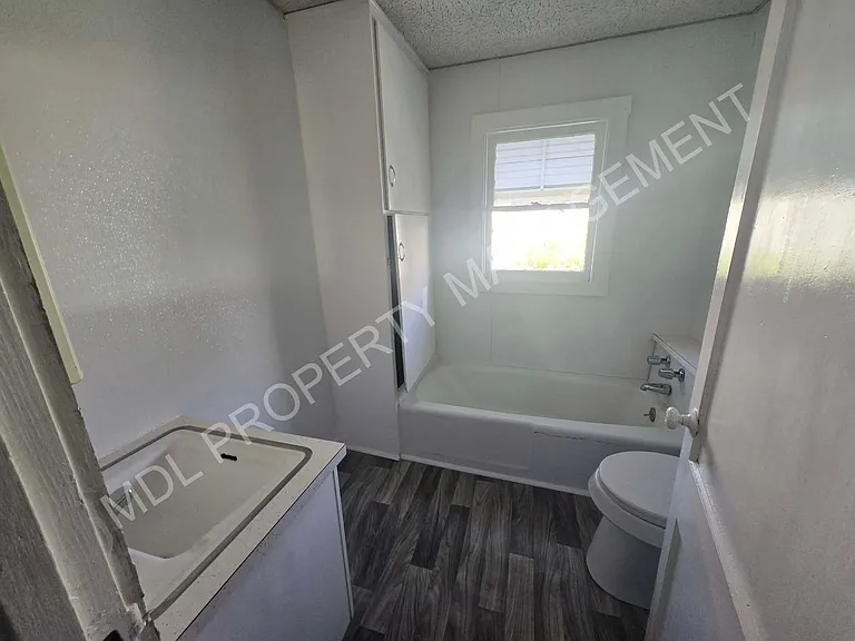 402 Wellington St — Photo 5