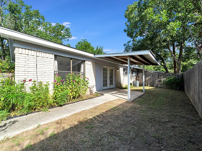 1129 W San Antonio St — Photo 1