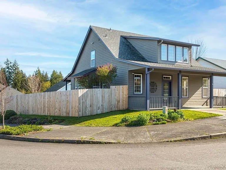 1238 NE Cedar Ridge Loop — Photo 1