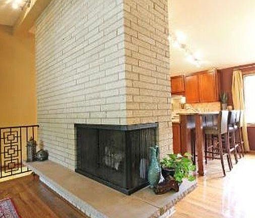 High ceiling, vaulted living room
