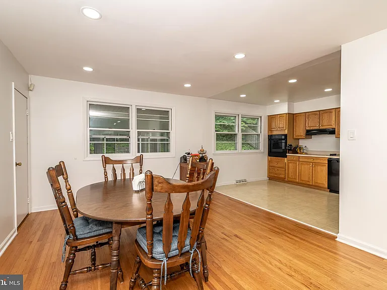 1744 Lark Ln — Photo 10
