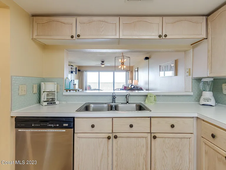 555 Harrison Ave #402 — Photo 14