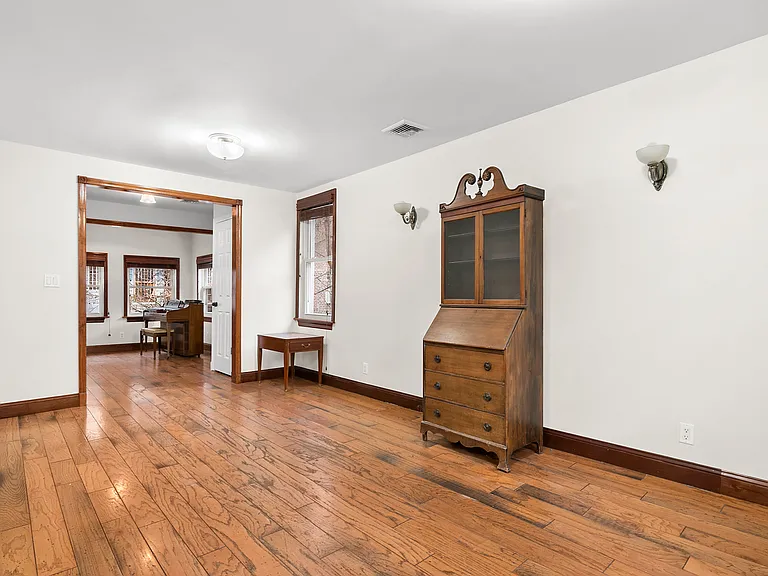 10-13 47th Ave #Townhouse 2 — Photo 3