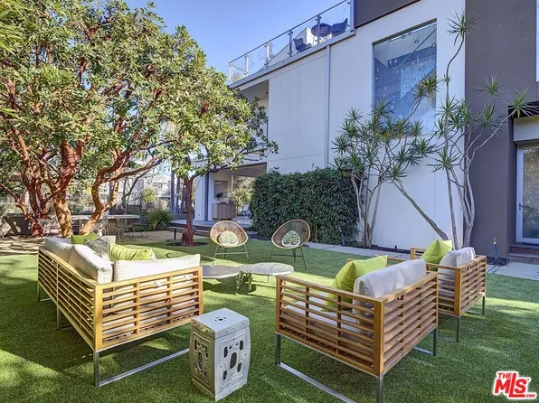 2910 & 2908 Strongs Dr, Venice, CA 90291