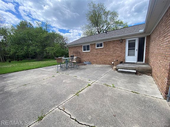 4th image of 607 W Girard Ave