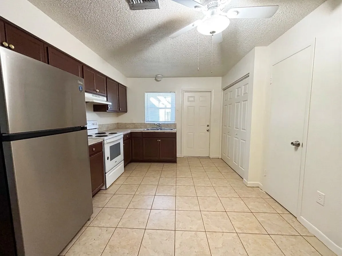 2 bed, 985 sqft, $1,250 — Photo 3
