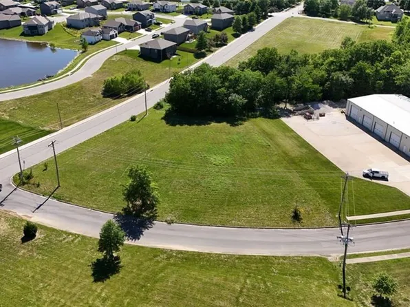 400 SW Powell Dr, Oak Grove, MO 64075