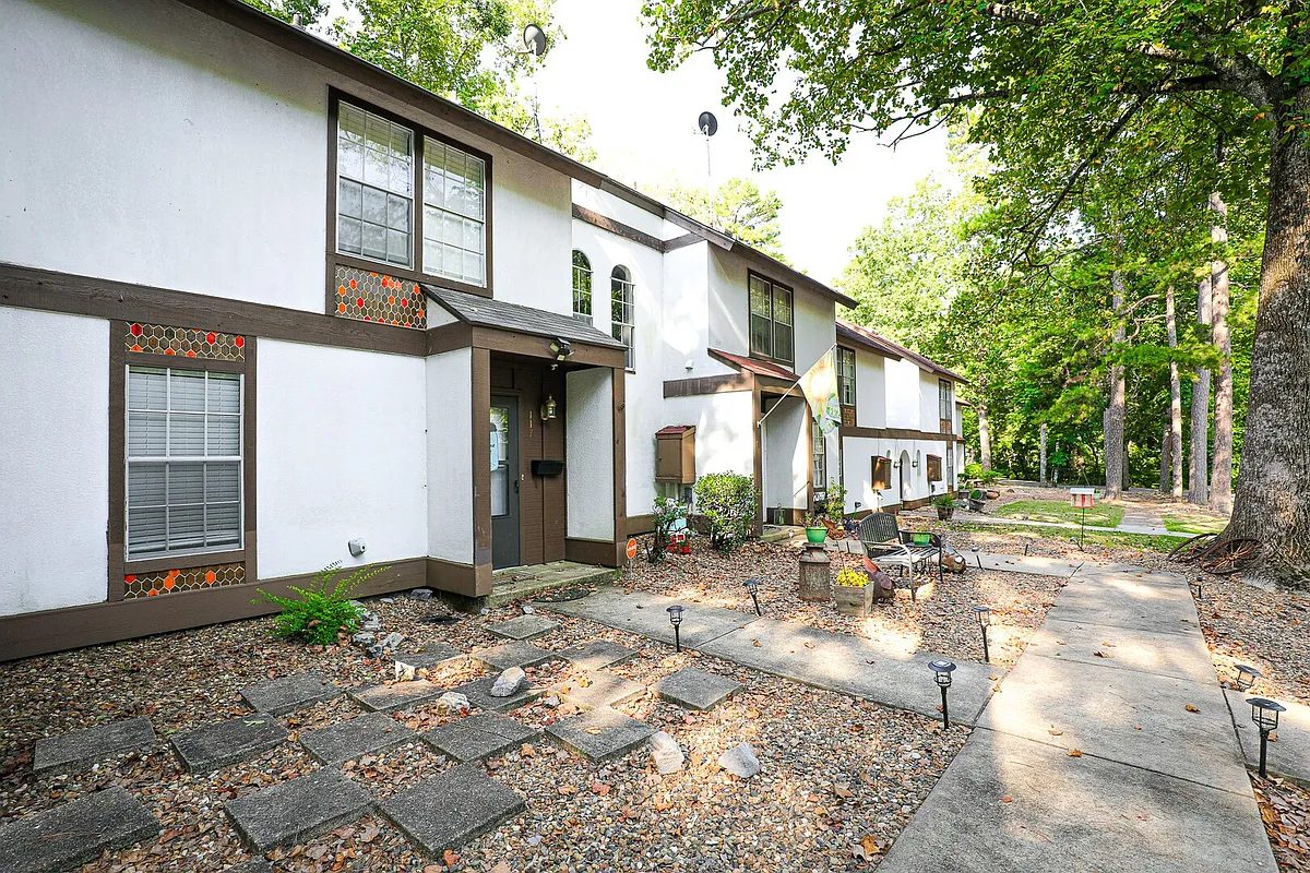 Building Photo - Emperado Way