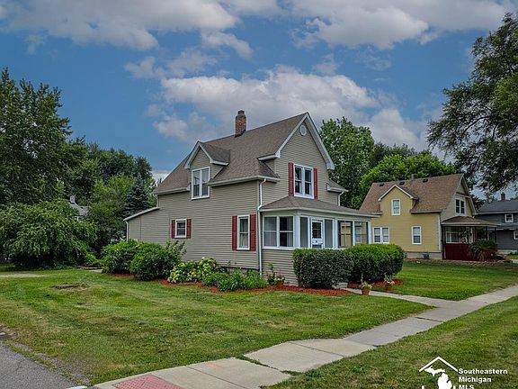 3rd image of 611 Monroe St