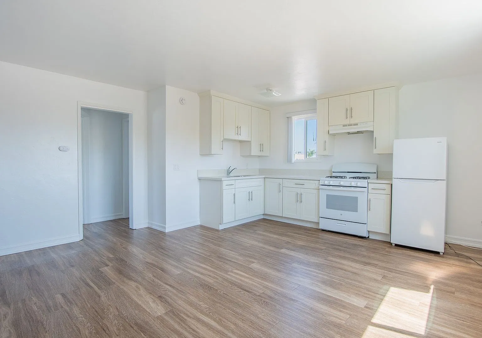320 G St — Photo 3