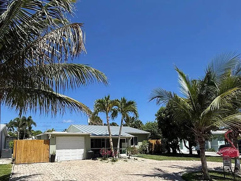 814 S Lake Dr — Photo 1