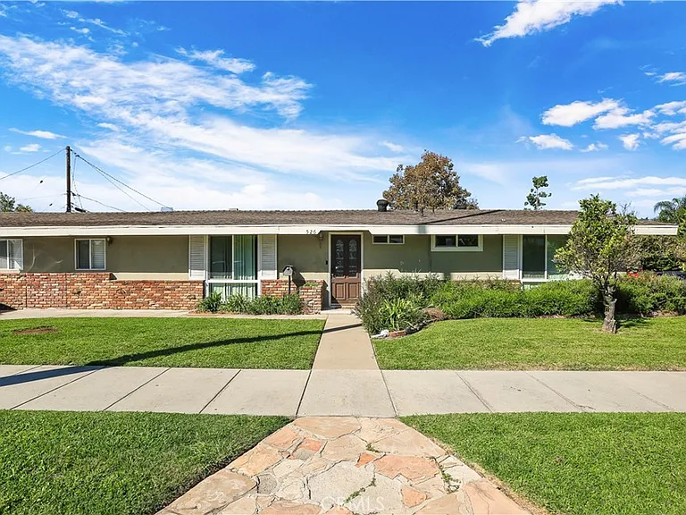 526 N Emerald Dr — Photo 1
