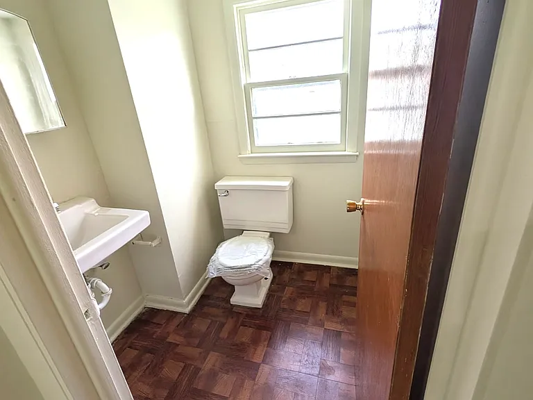 5413 Dupont St — Photo 8