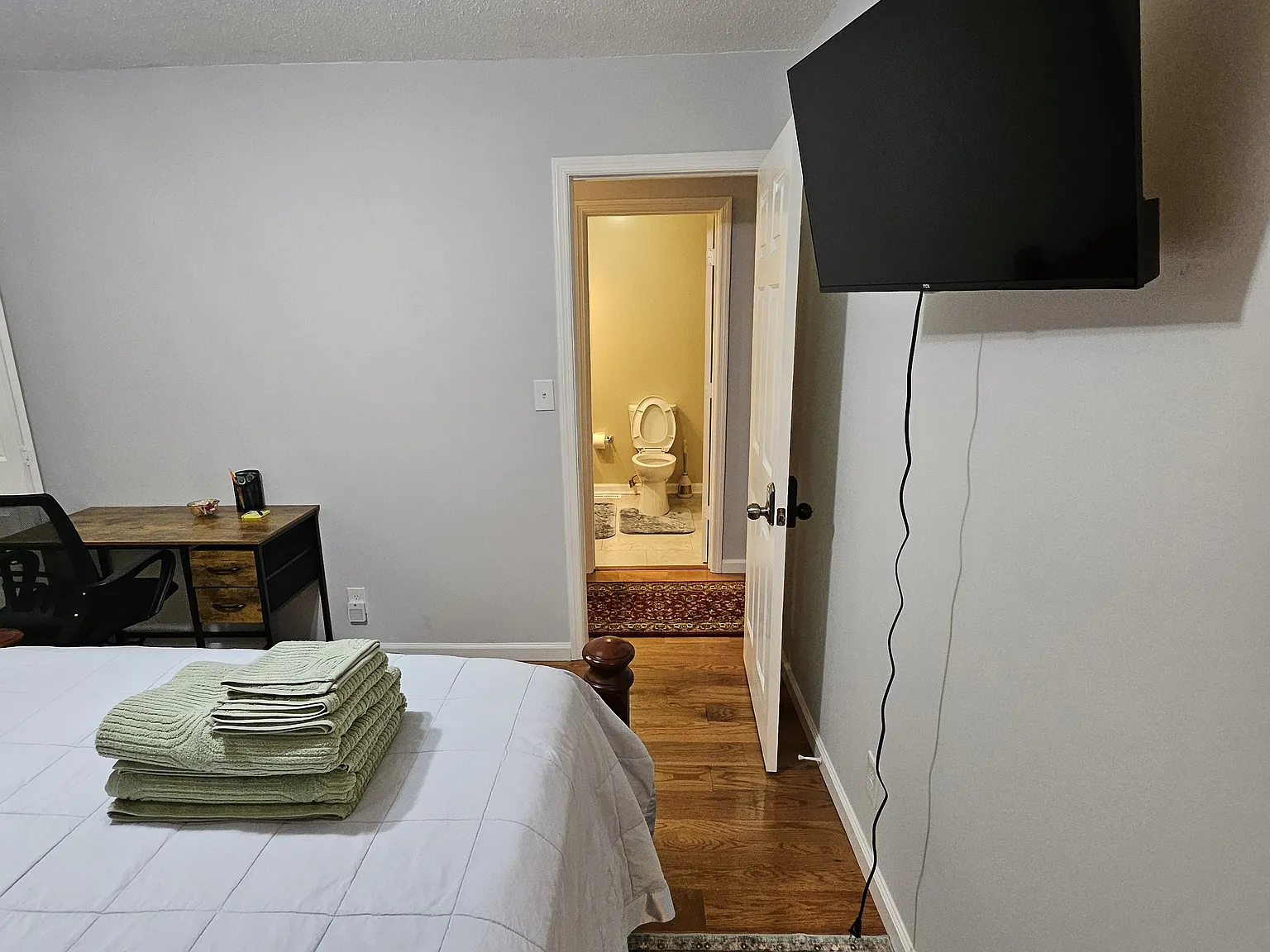 4 bed, 2300 sqft, $1,100 — Photo 2