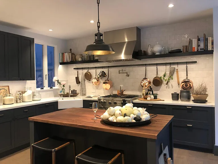 Kitchen with Island seating