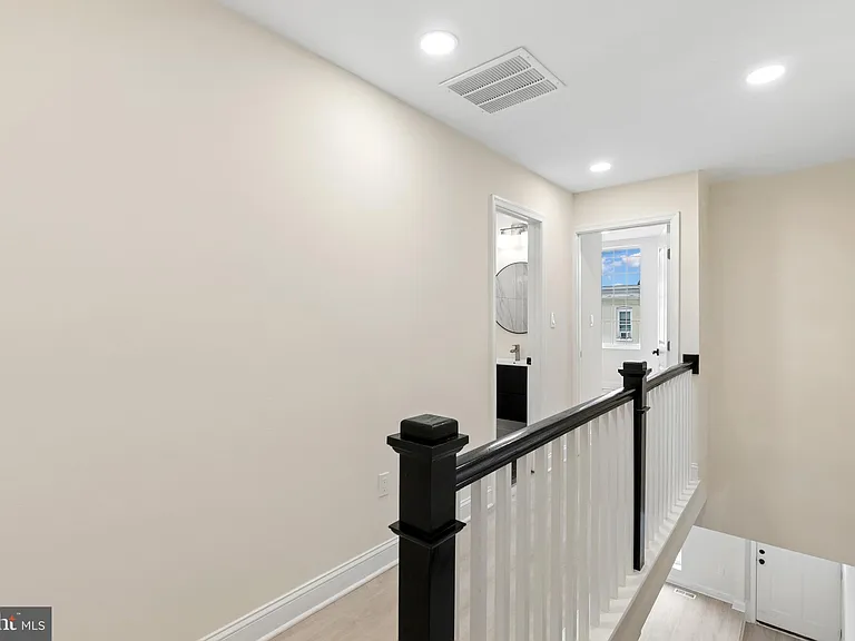 2416 E Hoffman St — Photo 10