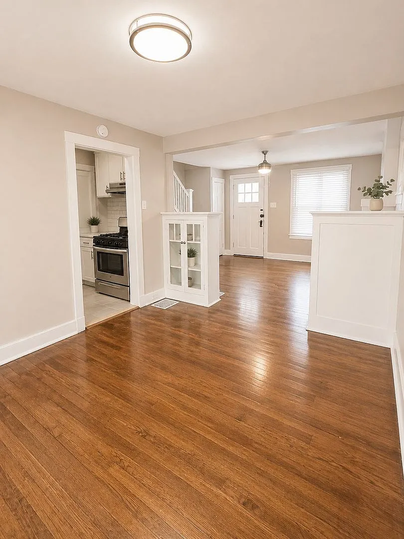 Mt. Lebanon Duplex for Rent with Front and Back Porch * Pet Friendly Apartment * Walk to the T * ... — Photo 4