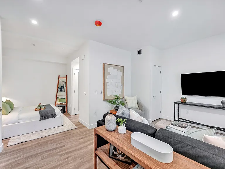 137 Keith Rd E — Photo 14