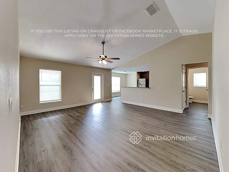 462 NW Riverside Dr — Photo 4