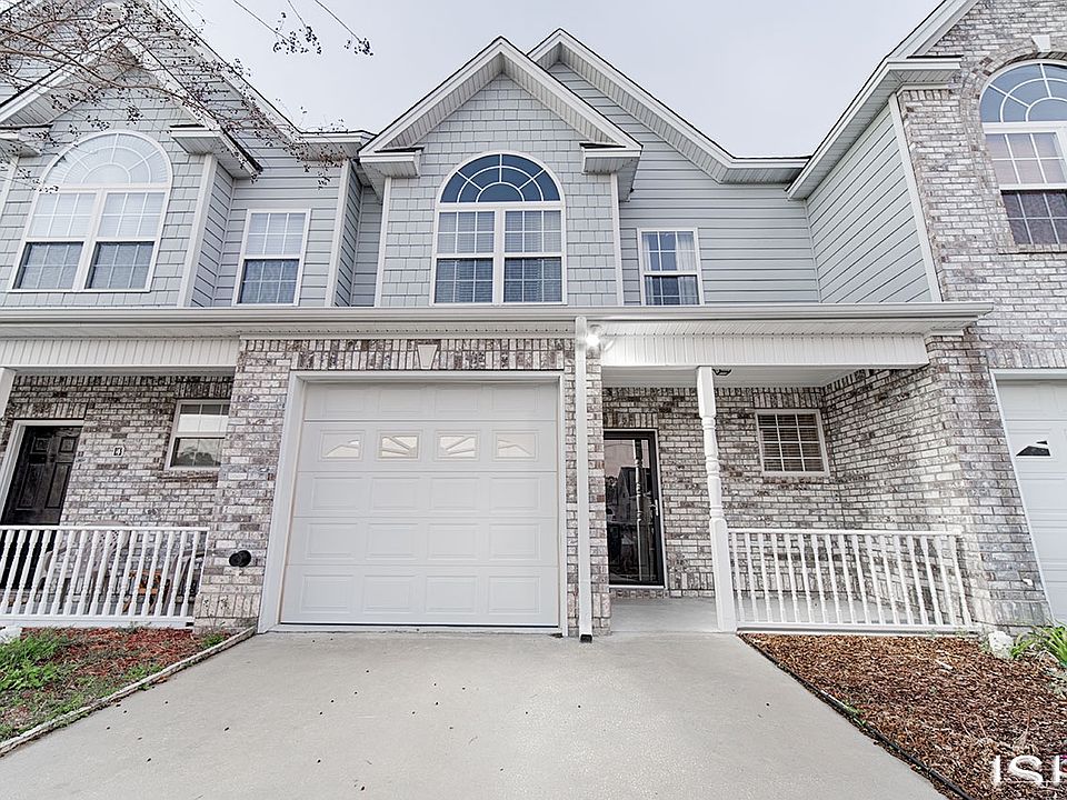 Front with 1 car garage