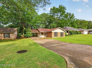 2137 Thousand Oaks Dr, Jackson, MS 39212