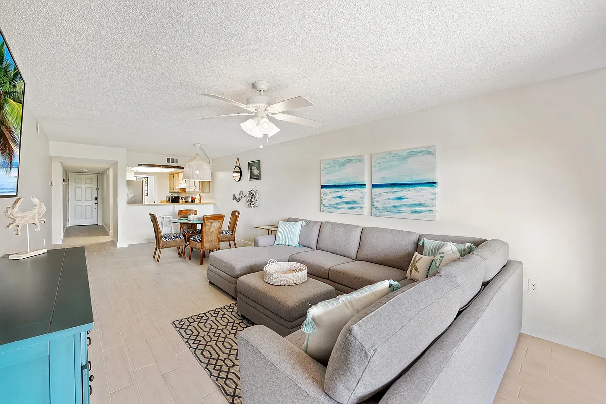Building Photo - 8496 Ridgewood Ave #3105