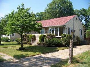 6 Penndale Dr, Amityville, NY 11701