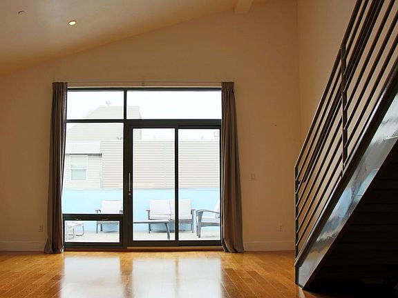 4th image of 209 9th St Ste 402