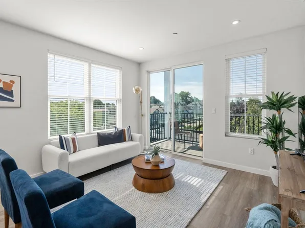 10 Somerset Ave #402, Winthrop, MA 02152