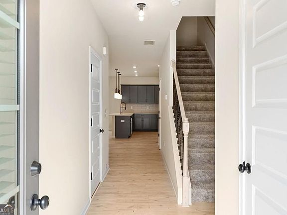 3rd image of 154 Red Oak Ln