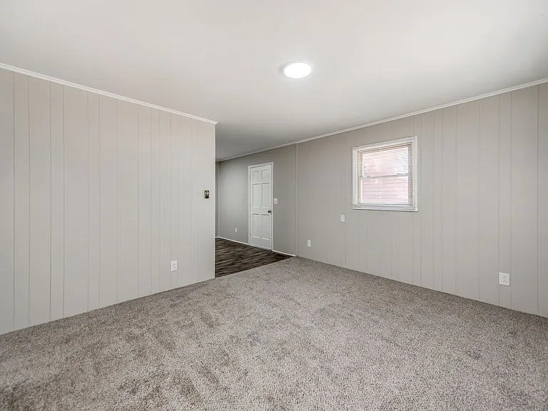 212 E Poplar St — Photo 3