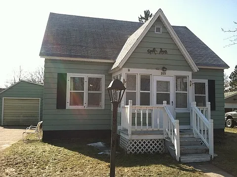 3 Bed 1 Bath Single Family Home in Rothschild — Photo 1