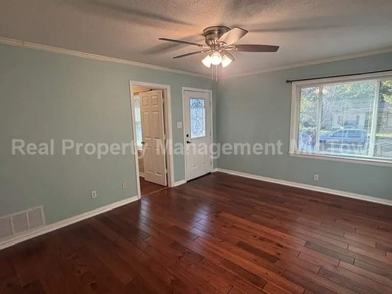 1301 Burleson St — Photo 3