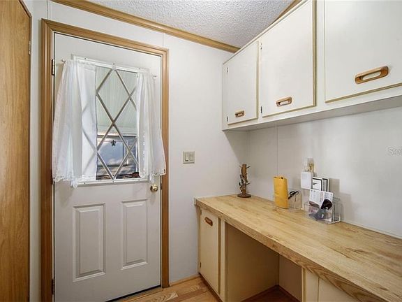 4th image of 725 Watersedge St