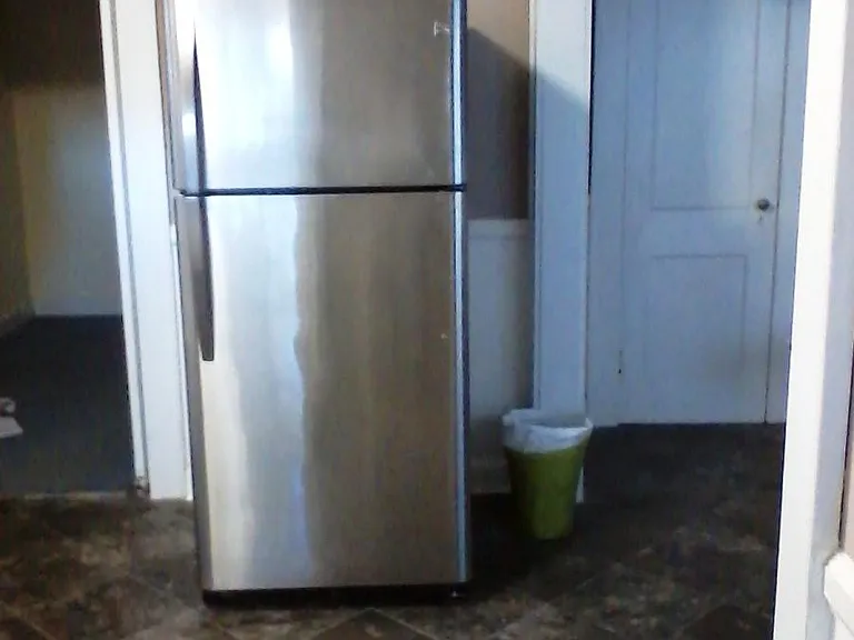 Kitchen Fridge w/Automatic Ice Maker