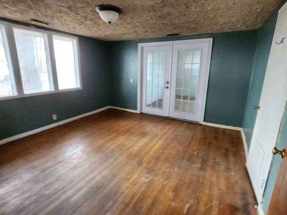 2nd image of 523 Pine St