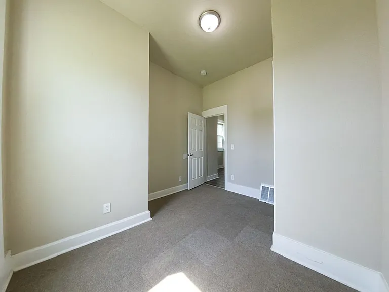 114 N 7th St — Photo 12