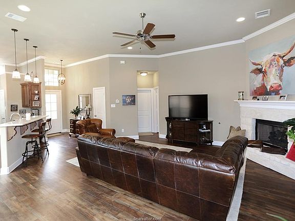 4th image of 1810 Lakeshore Cir