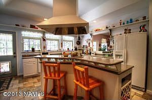 Kitchen & Breakfast Bar