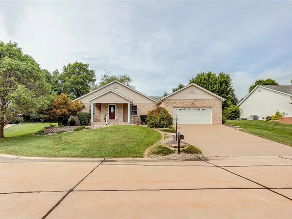 1902 Summerfield Ln, Godfrey, IL 62035