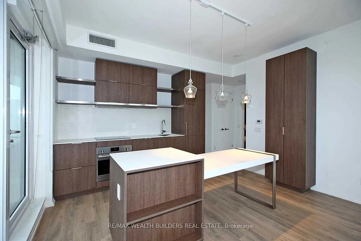 Building Photo - 197 Yonge St #4305