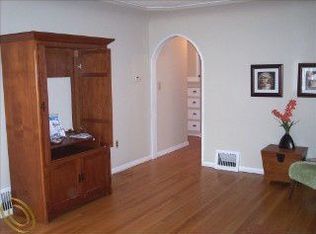 2445 Silver Cir, Waterford, MI 48328