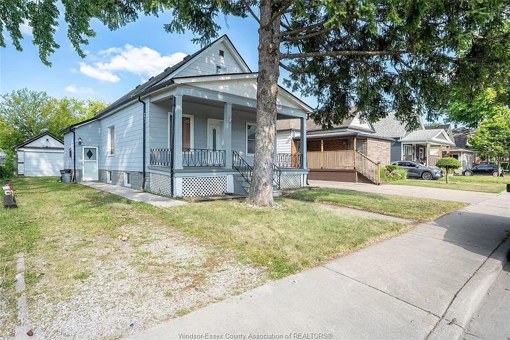 4 bed, $2,400 — Photo 2