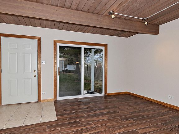 4th image of 515 Meadow Green Ln