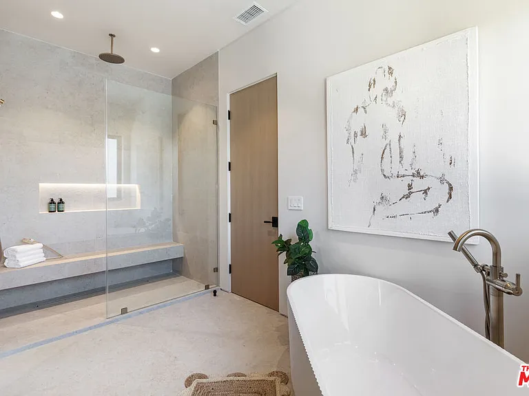 15721 Addison St — Photo 26