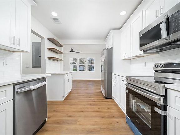 3rd image of 2215 Gordon Cir SE