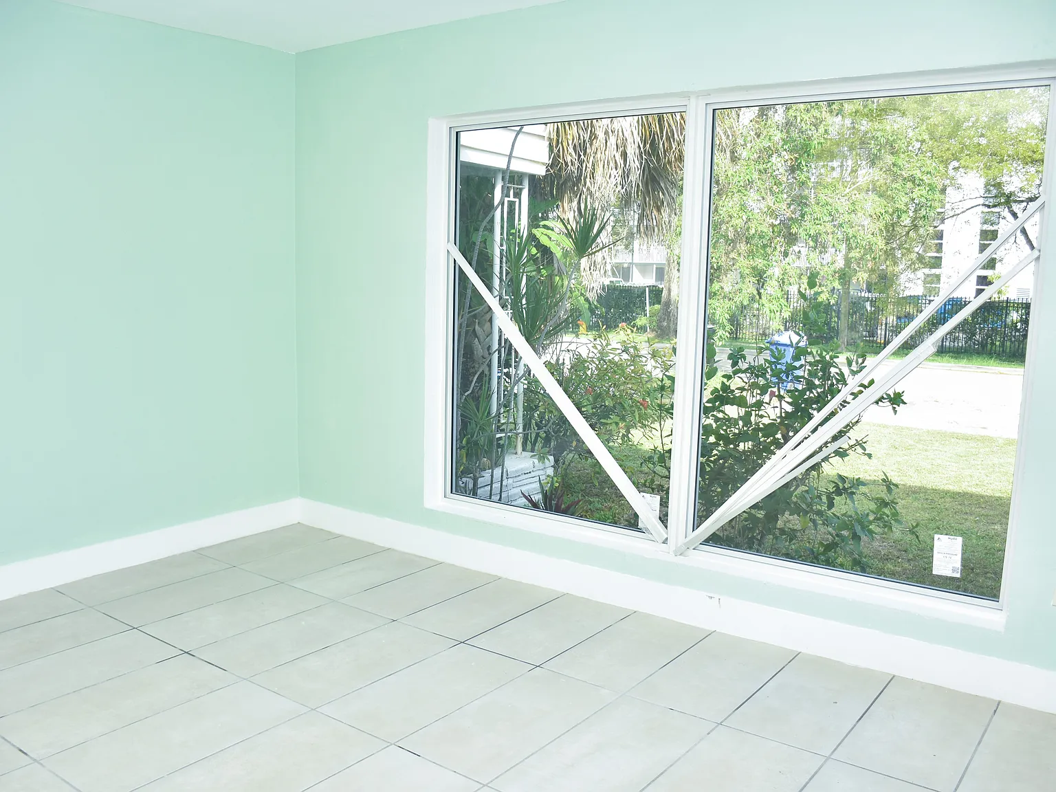 3 bed, 1250 sqft, $3,400 — Photo 2