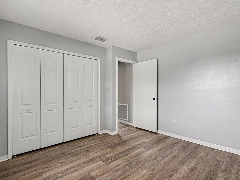 2280-2286 Fox Hollow Dr — Photo 9